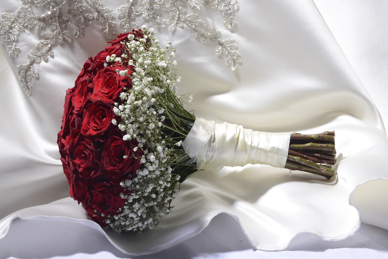 Kreatywne pomysły na słodkie bufety weselne: Wybór i aranżacja