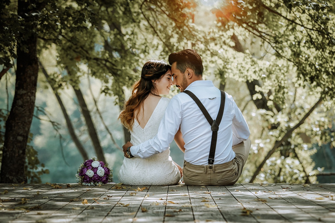 Jak zorganizować ślub w stylu rustykalnym: Inspiracje dla miłośników natury
